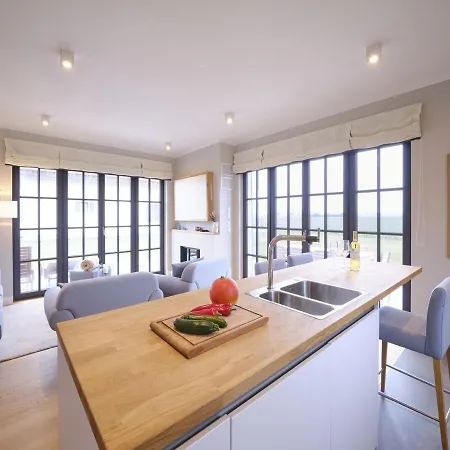 Reetland Am - Luxusplus Reetdachvilla Mit 4 Schlafzimmern, Sauna Und Kamin G12 * Dranske