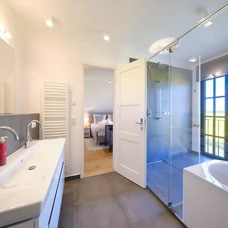 Reetland Am - Luxusplus Reetdachvilla Mit 4 Schlafzimmern, Sauna Und Kamin G12 *